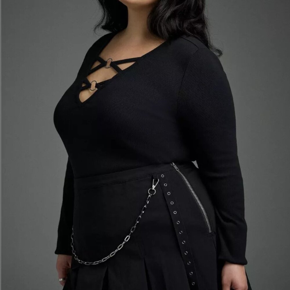 TORRID DEEP BLACK NIGHTFALL LACE FRONT O RING CROP TOP 2 2X 18 20 - Picture 5 of 5
